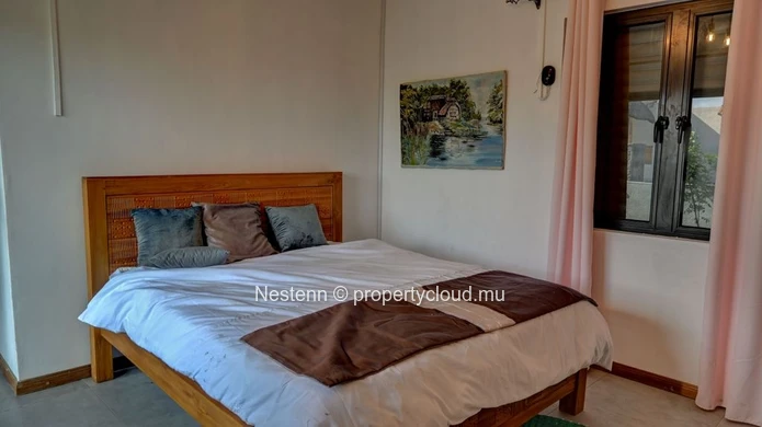 Charming 3-bedroom en-suite townhouse with swimming pool 