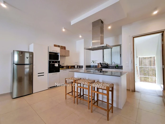 Modern duplex apartment with sea view and beach access