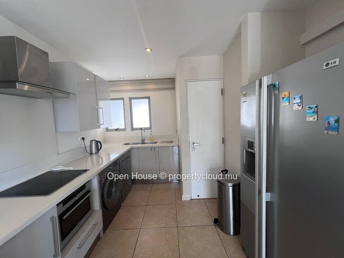 Penthouse pieds dans l'eau, vue panoramique sur la mer et la plage de trou aux biches, 3 chambres en suite. Piscine.
