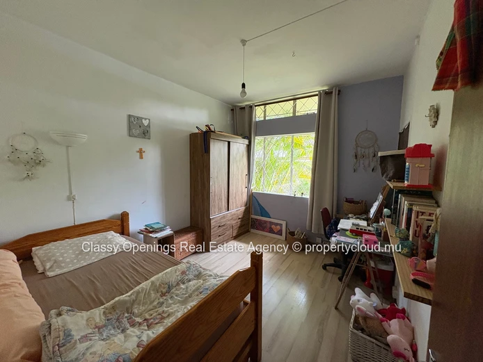 Charming 4-Bed Villa in Curepipe with Veranda & Garden