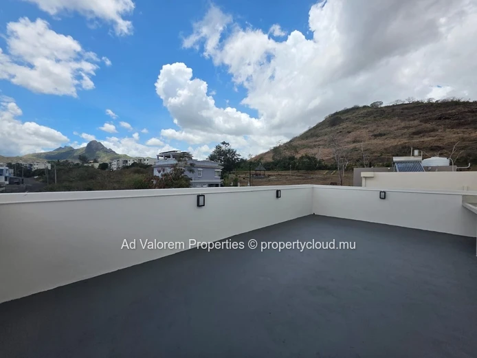 À Louer : Superbe Triplex Neuf De 600 M² À Coromandel!