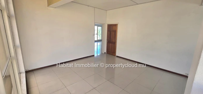 To rent: Office 163 m² located in Port-Louis, close to Jeetoo Hospital 