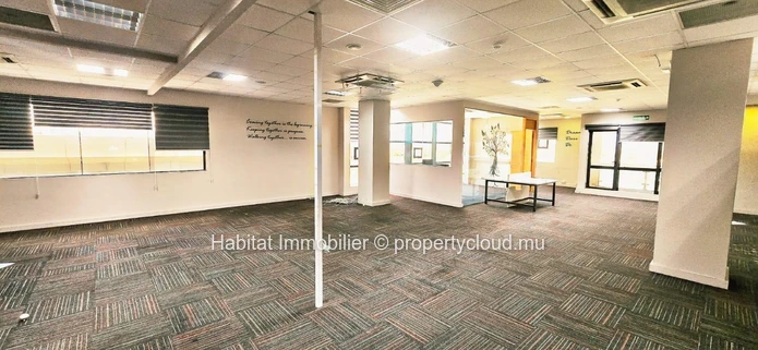 A louer : Ce bureau climatisé meublé de 984 m² est situé au coeur du prestigieux centre d'affaires de la Cybercité à ...