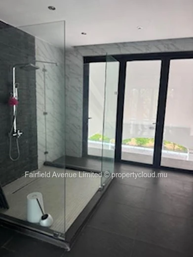 Stunning 4-Bedroom House in Roches Noires with Spacious Garden and Close to Amenities - Don't Miss Out!