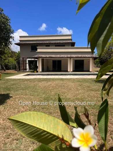 Villa PDS de 497 m² avec piscine à vendre à Rivière Noire