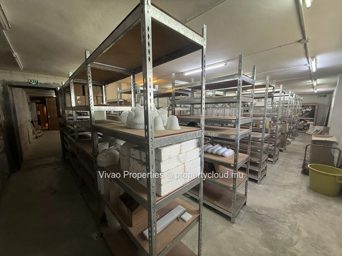 Bâtiment industriel de 1670m² à vendre à Phoenix avec un terrain de 4560m² - Rs 100m