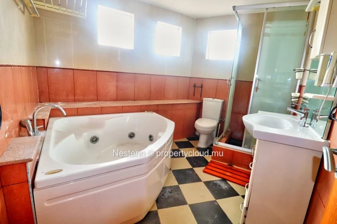 Opportunité Rare à Cap Malheureux : Villa Familiale de 200 m² avec Piscine 