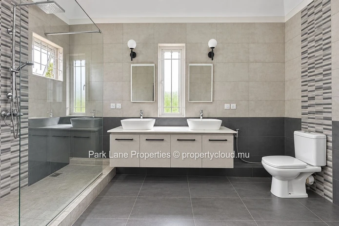 Spacious 4 bedroom family home for rent with pool and garden