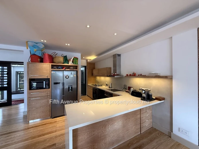 Élégant duplex en bord de canal avec piscine privée et point d'amarrage, La Balise Marina