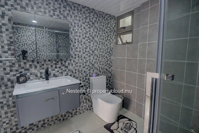 Appartement meublé moderne à Coromandel, comprenant 2 chambres, 1 salle de bain, une cuisine séparée et un jardin. Pr...