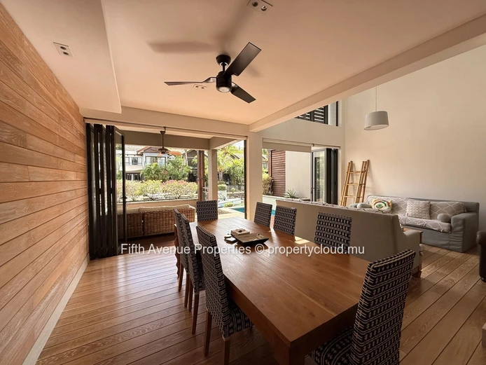 Élégant duplex en bord de canal avec piscine privée et point d'amarrage, La Balise Marina