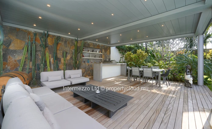 Luxury villa for sale in Cap Malheureux, Pereybère – 414 sqm living area, 1,065 sqm plot, 4 bedrooms, office, private...