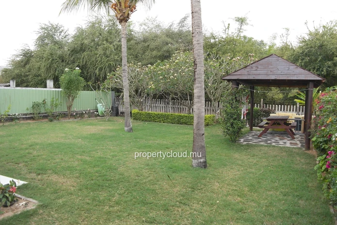 Flic en Flac à louer appartement 2 chambres dans villa à 300 mètres de la plage avec jardin commun