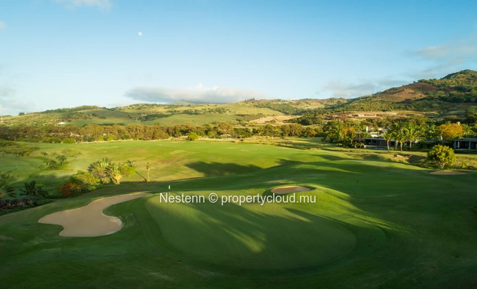 Contemporary 2-bed villa with golf view and private pool in a renowned domain