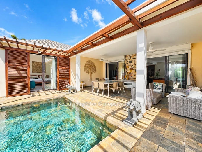 Single-Story Villa With A Tropical Flair