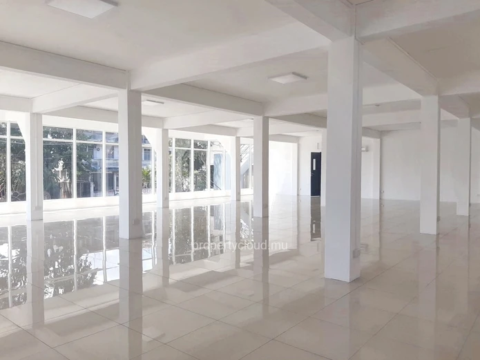 Beau Bassin for rent, plateau of 288m², very well located and ideal for a call center, a showroom or offices.