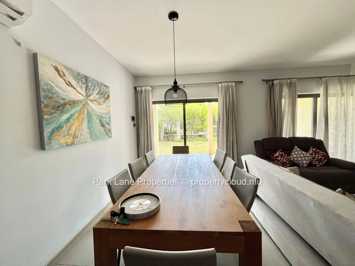 Duplex de type townhouse avec trois chambres, jardin et terrasse à Trianon