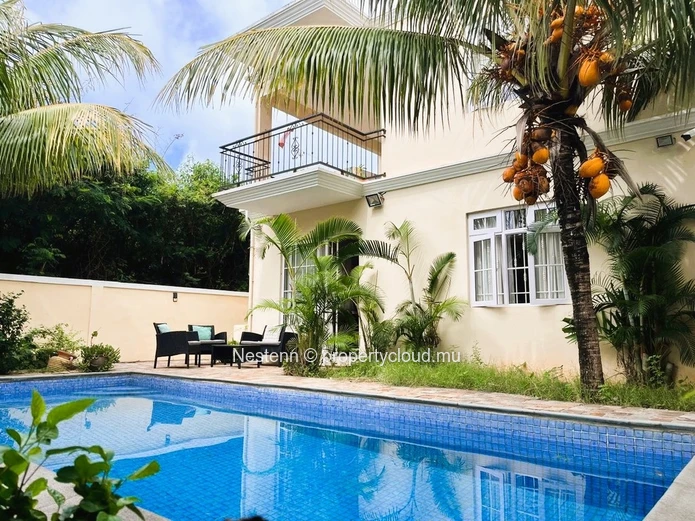 Charmante maison de ville de 3 chambres avec piscine privée et équipements modernes