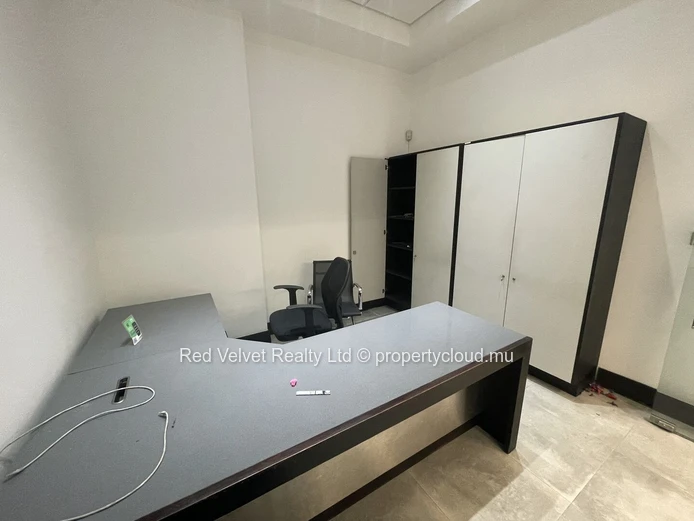 Espace commercial de 3 000 pieds carrés au rez-de-chaussée avec stationnement – Quatre Bornes