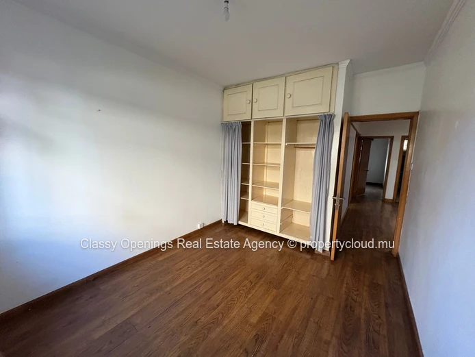 Charming 5-Bed Villa with Fireplace & Garage in Curepipe