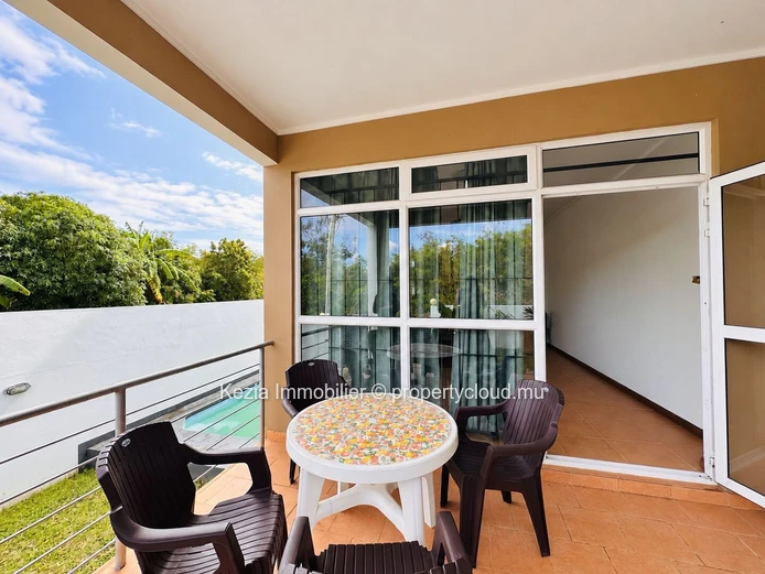 TRIPLEX WITH SWIMMING POOL AND GARDEN Discover this exceptional triplex that perfectly combines comfort and space. Id...