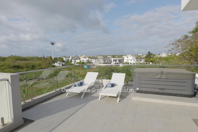 Penthouse PDS à vendre à Trou aux Biches, 345m², 3 chambres, piscine commune, accessible aux étrangers, plage, parkin...