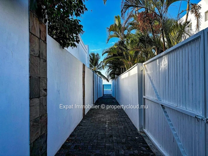 Splendid Villa in Secure Residence with Direct Sea Access at Pointe aux Canonniers 