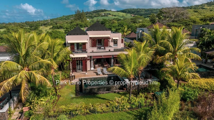 Exquise Villa Tropicale Nichée dans un Domaine de Golf Prestigieux