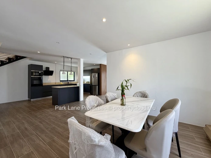 Belle maison contemporaine fraichement rénovée avec piscine