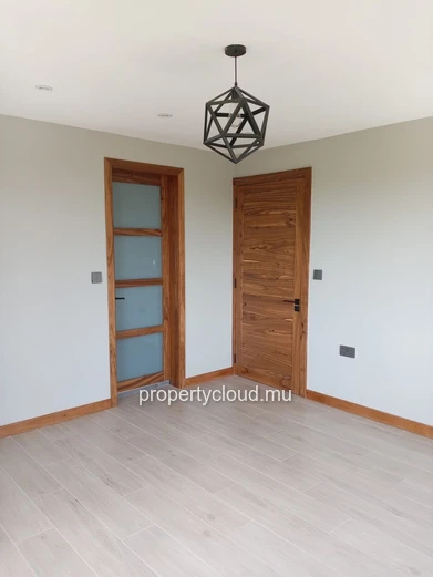 Villa contemporaine neuve à Pereybere – 6 chambres – Piscine centrale – Prestations premium