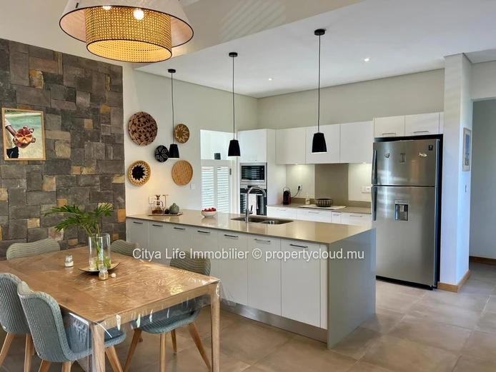 Villa PDS à vendre à Grand Baie, 147m², terrain 500m², 3 chambres, piscine privée. Prix : 850 000 €.