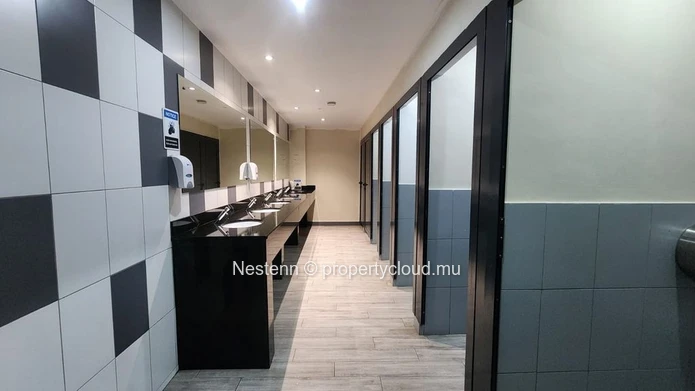 Bureau moderne de 292 m² à Phoenix, avec 6 places de parking, ascenseur privé, groupe électrogène, parking sécurisé e...