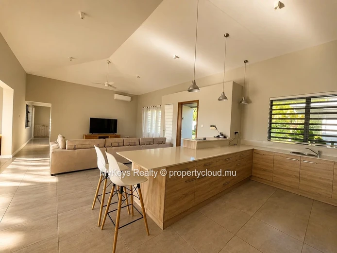 Panoramic Mountain Views - Expansive Landscaped Grounds - Absolute Privacy - Pet Friendly