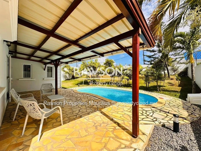 À Louer : Spacieuse Villa Familiale À Calodyne | 4 Chambres | Entretien De La Piscine Et Du Jardin Inclus