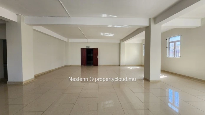 Bureau spacieux non meublé de 257m2 avec balcon