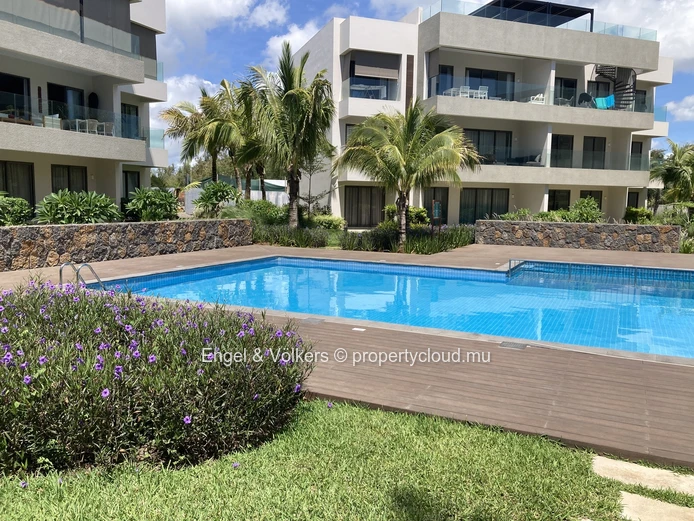 Exquisite Ground-Floor Apartment – Just Steps from the Beach