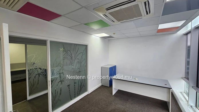 Espace bureau de 1 086 m² dans un centre d'affaires recherché. 