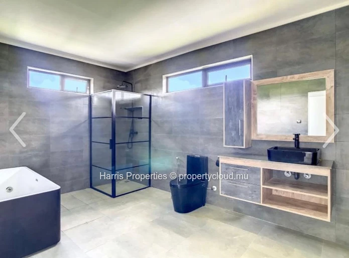Spacious house for sale – Grand Gaube 