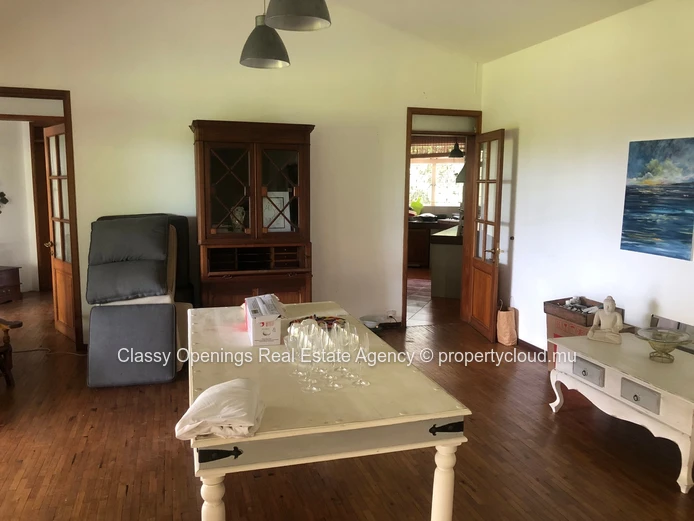 A vendre une maison de 4 chambre situee a Floreal,Curepipe.