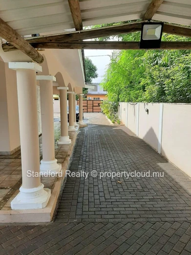 Villa à Vendre – 6 Chambres, Tombeau Bay, Nord