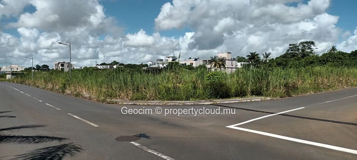 Highland Rose Terrain résidentiel de 645 toises. Idéal projet commercial ou immeuble. (Mandat exclusif)