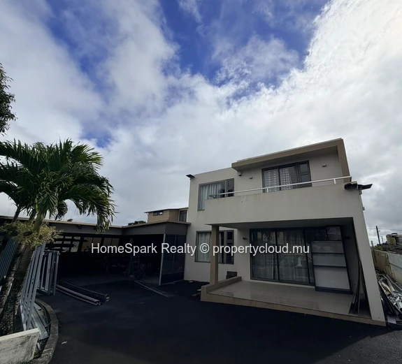 Maison Moderne à Vendre – Spacieuse et Bien Entretenue