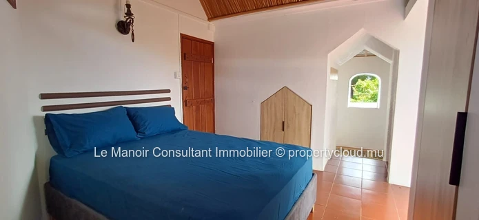Ideal house for remote work with office, private pool, close to beach, shops and public transport.