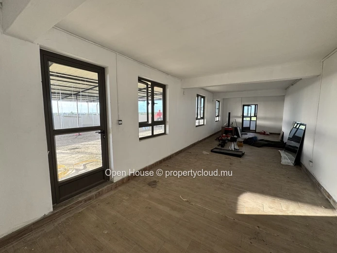 92 m² commercial space + 185m² terrace for rent in The Vale
