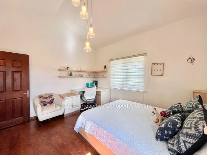 Maison familiale en résidence sécurisée à vendre à Ebène