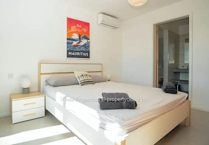 Building for sale in Trou aux Biches, 780m² living space, 671m² of land, shared pool, close to the beach and shops, 8...