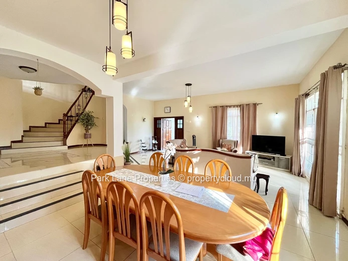Grande Villa Familiale à Vendre à Quatre Bornes