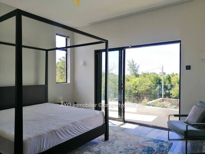 Nouvelle villa moderne avec belle piscine