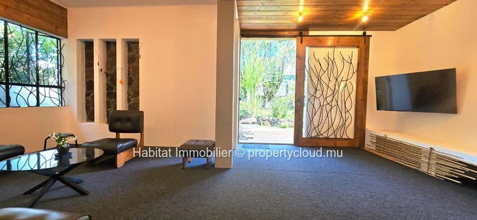 A louer : Charmante maison meublée et équipée de 105 m² sur un terrain de 100 toises à Roches Brunes