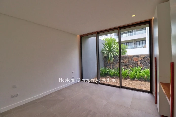 Magnificent 3-bedroom duplex with private pool and sea view.